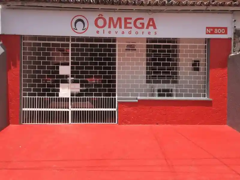 Técnico realizando manutenção